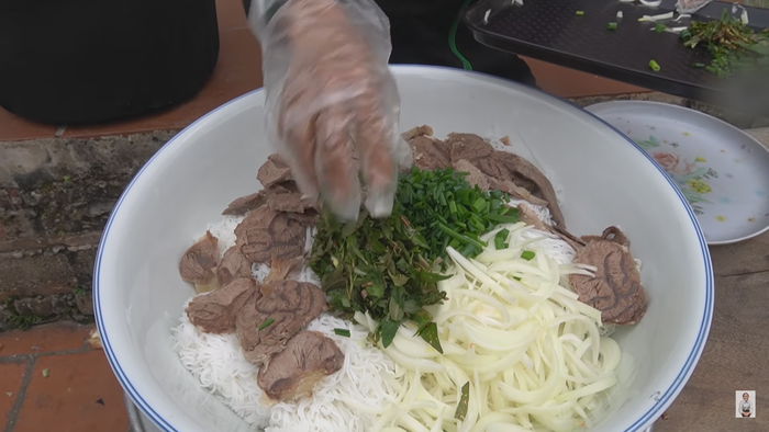 'Chơi' luôn cả rau răm