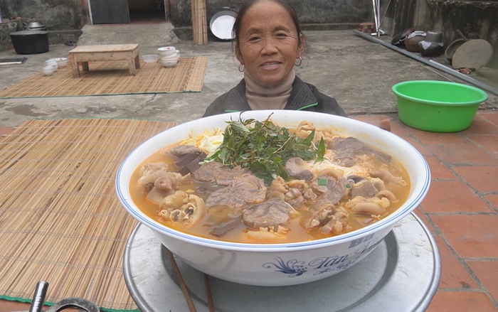 Trổ tài làm Bún bò Huế siêu to khổng lồ, bà Tân Vlog bị dân mạng bóc phốt chế công thức lung tung Ảnh 2