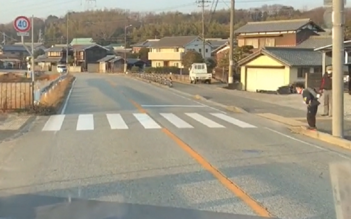 Học sinh Tiểu học làm điều bất ngờ khi được tài xế nhường đường khiến ai nấy cũng phải vỗ tay thán phục Ảnh 2