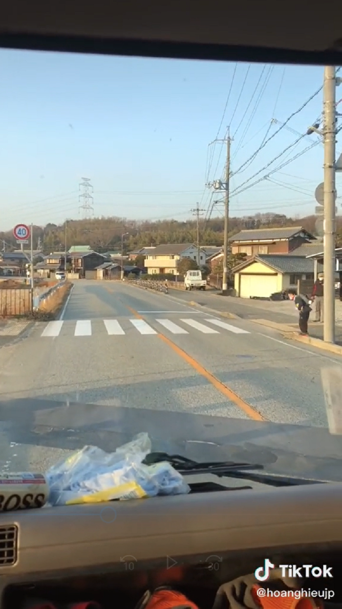 Hành động cúi đầu cảm ơn của cậu học sinh Tiểu học khiến dân mạng phải vỗ tay thán phục. Ảnh cắt từ clip