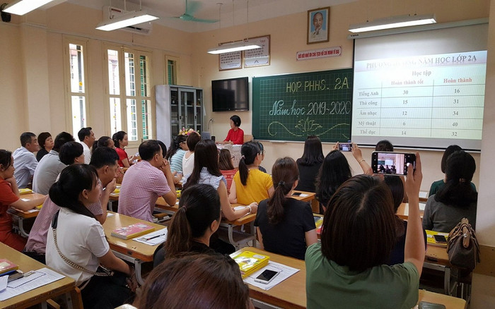 Để tránh việc các phụ huynh ngó lơ buổi họp, thầy giáo này đã lồng thêm câu nói 'chất như nước cất' vào tờ giấy mời khiến nhiều người thích thú. Ảnh minh họa