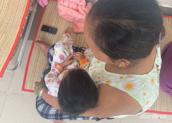 Bà Phượng chăm sóc các cháu sau khi con gái bị công an triệu tập. Ảnh: Pháp luật & Bạn đọc