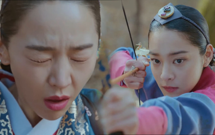 'Mr. Queen' tập 11: Shin Hye Sun tá hỏa vì tình địch thẳng tay ám sát, Kim Jung Hyun bị lộ thân phận Ảnh 2