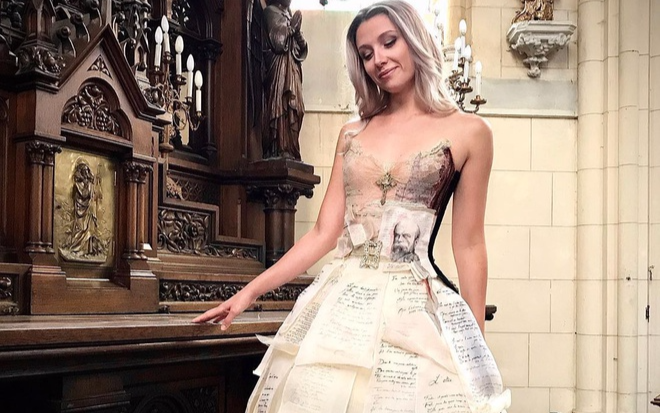 Nhà thiết kế may váy cưới, váy dự tiệc từ sách báo cũ Ảnh 2