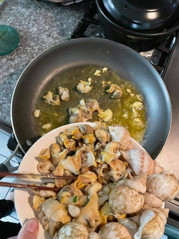 Quỳnh Như cho biết món ăn lần này của cô là do một người bạn chỉ dạy và không quên nhấn mạnh rằng cô cũng biết nấu nhiều món chứ không phải có món thịt kho