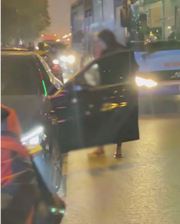 Xôn xao người phụ nữ chặn xe Mercedes dằn mặt 'bạn tốt cướp chồng' giữa đường phố Hà Nội Ảnh 1