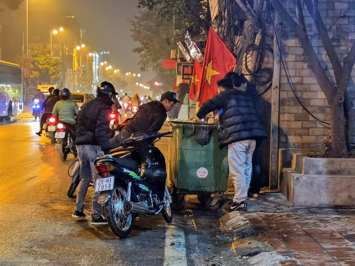 Nhiều người sau đó đã kiểm tra tại thùng rác xem còn sót lại gì không. Ảnh Trung Lê