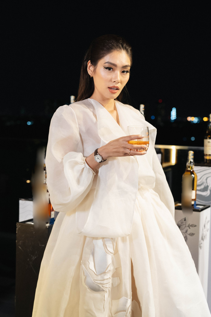 Có thể thấy, nhan sắc của cô đã thật sự thăng hạng và trưởng thành so với thời điểm 2 năm trước đây khi cô còn được biết đến với cái tên 'rich kid Việt Kiều Đức', mới chân ướt chân ráo về Việt Nam. 