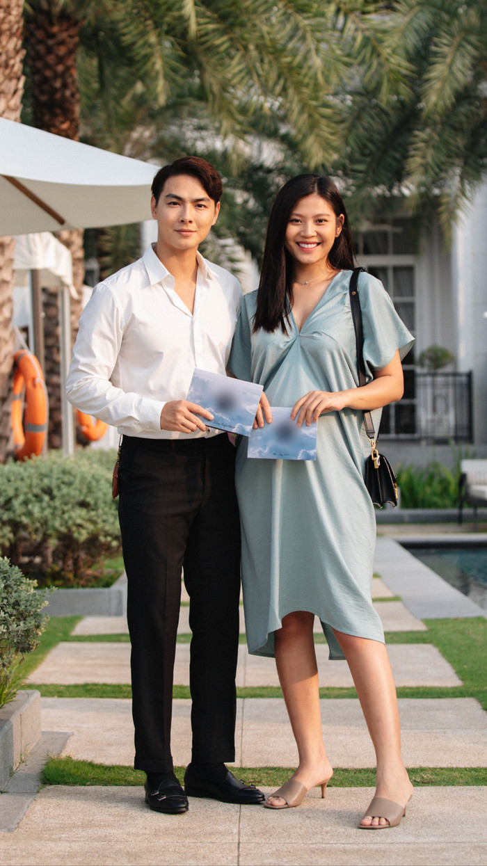 Ông xã Jay Quân diện áo sơ-mi trắng cùng quần tây đơn giản, tôn lên vẻ điển trai, lịch lãm. 