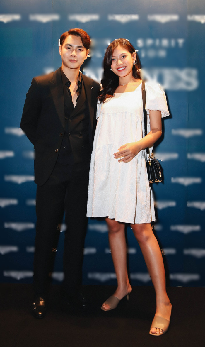 Sau đó, người đẹp thay đổi sang bộ váy trắng nền nã cho trang phục tiệc tối. 