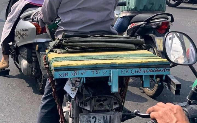 Dòng chữ 'lạ' phía sau chiếc xe cà tàng giữa đường phố Sài Gòn khiến nhiều người ấm lòng Ảnh 2