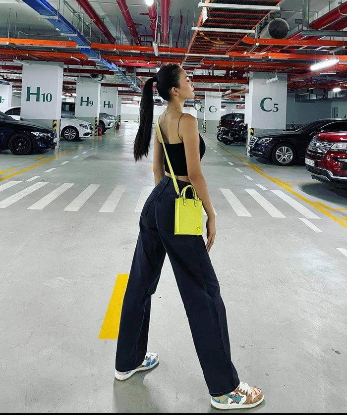 Bộ cánh đơn giản hợp tuổi, tôn được hết mọi nét đẹp hình thể. 