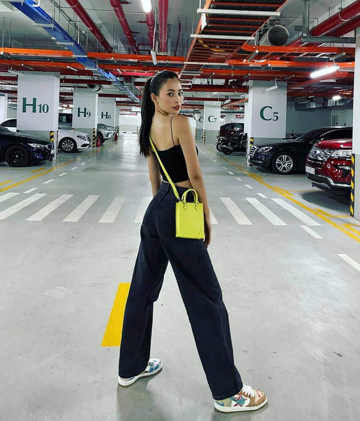 Cô nàng còn cực kỳ khôn khéo khi sử dụng những món phụ kiện màu sắc như túi và giày để làm điểm nhấn, thu hút sự chú ý. 