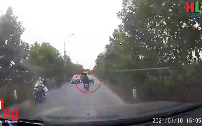 Clip: Phóng nhanh vượt ẩu, hai nam thanh niên bất ngờ ngã ngựa bởi 'vật cản' không ai nghĩ đến Ảnh 2