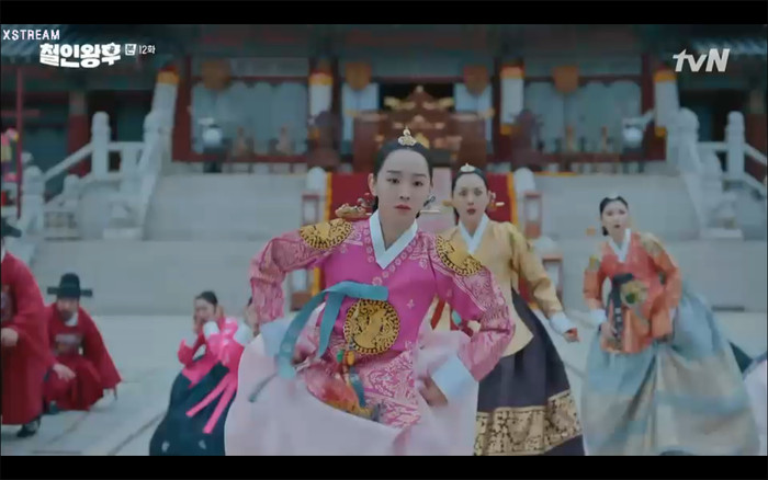 'Mr. Queen' tập 12: Shin Hye Sun đau khổ vì Kim Hyun Jung bị nổ chết do thuốc súng Ảnh 40