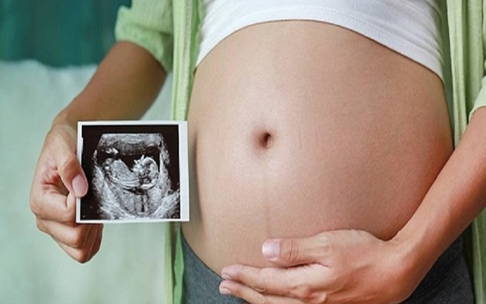 Vác bụng bầu cùng hội chị em tới nhà người yêu cũ làm loạn, cô gái đứng hình khi bạn trai lấy ra thứ này Ảnh 2