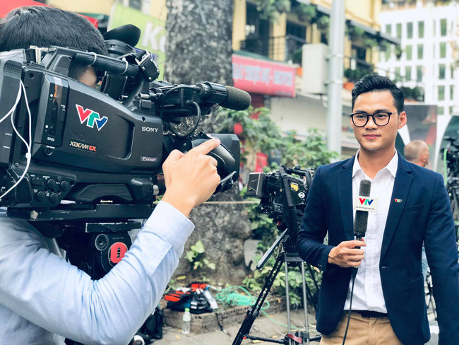 Nam MC thời sự VTV khiến hội chị em 'đổ rần rần', biết profile lại càng ngưỡng mộ hơn Ảnh 9