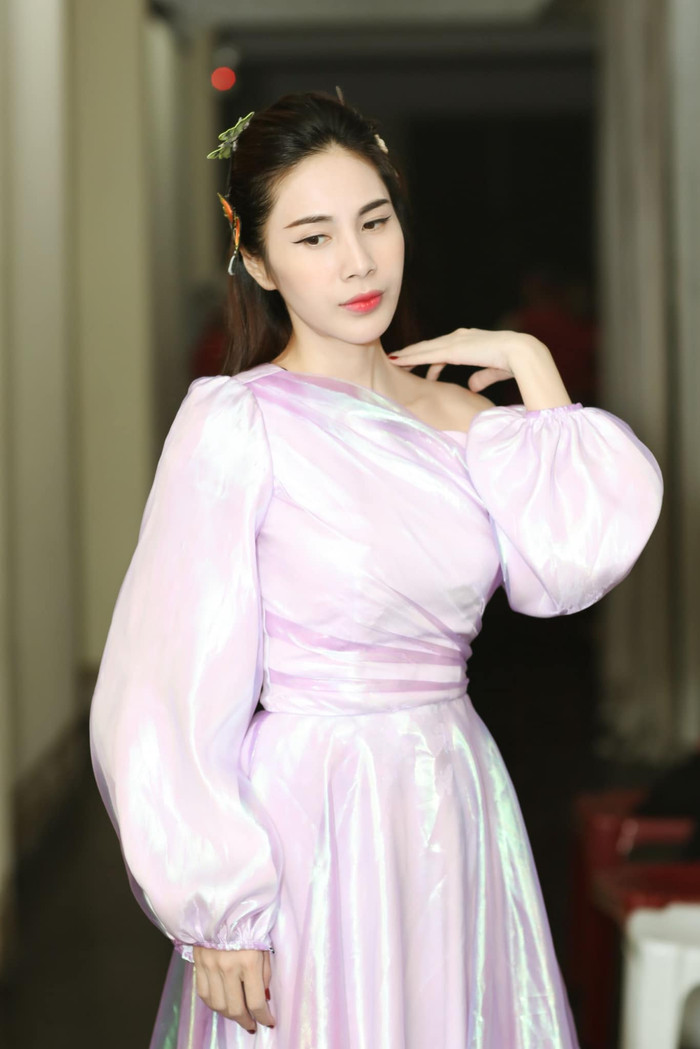 Nữ ca sĩ Vbiz khoe nhan sắc ngọt ngào trong bộ váy tím thơ mộng