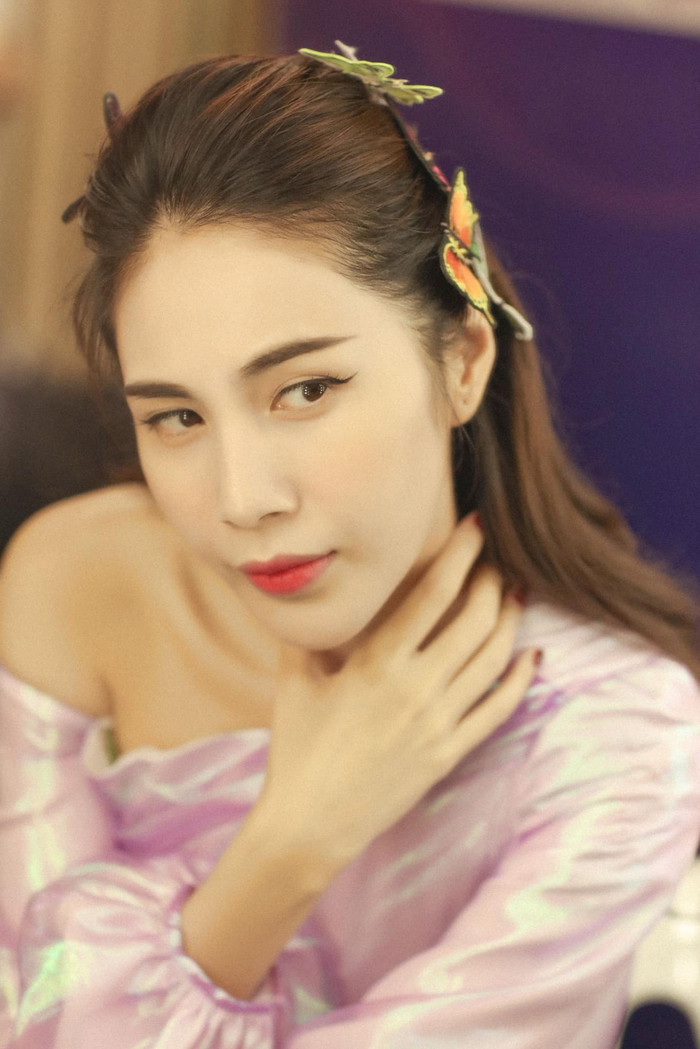 Người đẹp tự tin tạo dáng trước ống kính khi được chụp cận cảnh