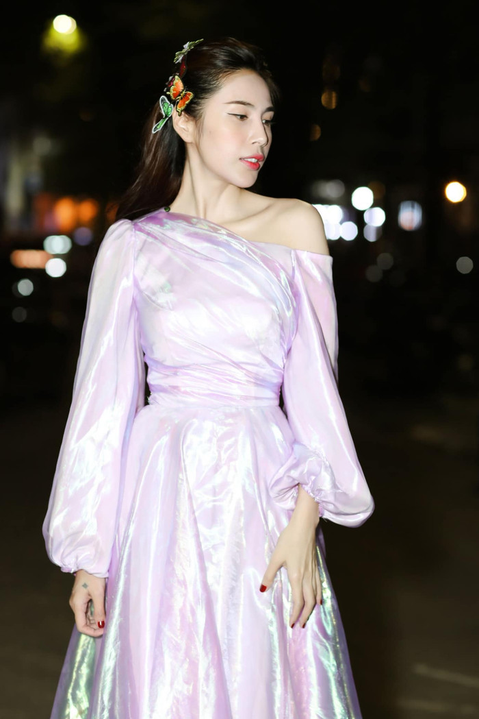 Phụ kiện tóc nữ tính đầy sắc màu vô cùng ăn ý với bộ váy lệch vai màu tím của Thủy Tiên 