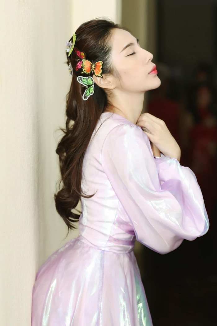 Góc nghiêng hoàn hảo cùng phụ kiện tóc của Thủy Tiên sẽ là gợi ý hữu ích cho các nàng 'chuộng' style điệu đàng