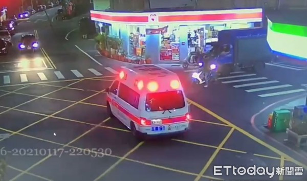 Xe cứu thương tới hiện trường gây án.