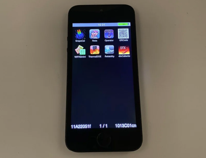 iPhone 5s từng là chiếc điện thoại nhận được nhiều phản hồi tích cực của người dùng về mặt thiết kế. Ảnh: @DongleBookPro