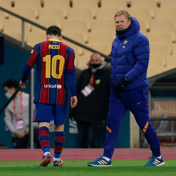 Messi lầm lũi rời sân sau khi nhận thẻ đỏ.