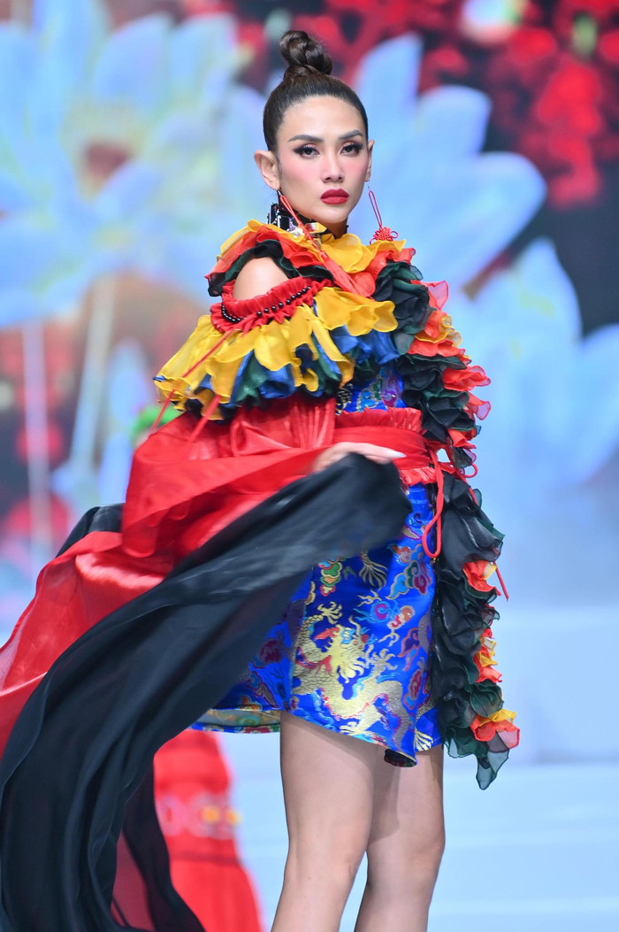 Người đẹp diện trang phục váy dựa trên các chất liệu truyền thống đầy màu sắc 