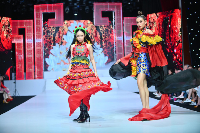 Chân dài làng mẫu Việt đã mang không khí xuân cận kề trên sàn diễn 