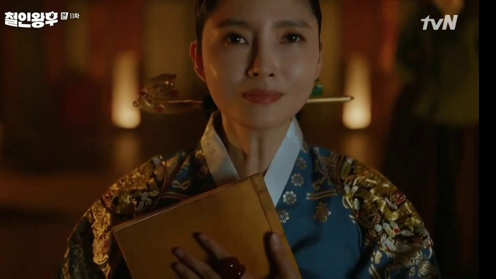 Hwa Jin đã giao cuốn sổ tham ô cho thái hậu Jo Thị&nbsp;