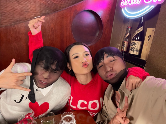 Hình ảnh Jun Phạm - Ngô Kiến Huy đội quần tất gây ám ảnh.