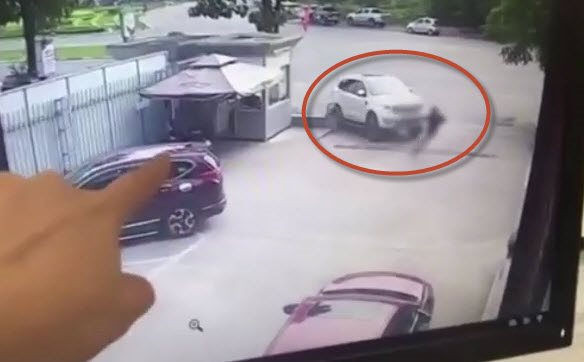 Giây phút anh T. đi bộ bị tông tử vong.