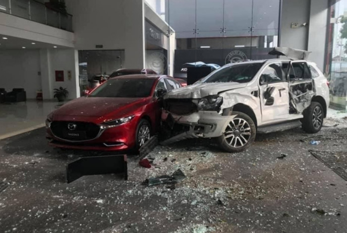Khởi tố nữ tài xế 9X đạp nhầm chân ga lao sang showroom Mazda ở Phú Thọ khiến người đàn ông chết thảm Ảnh 2
