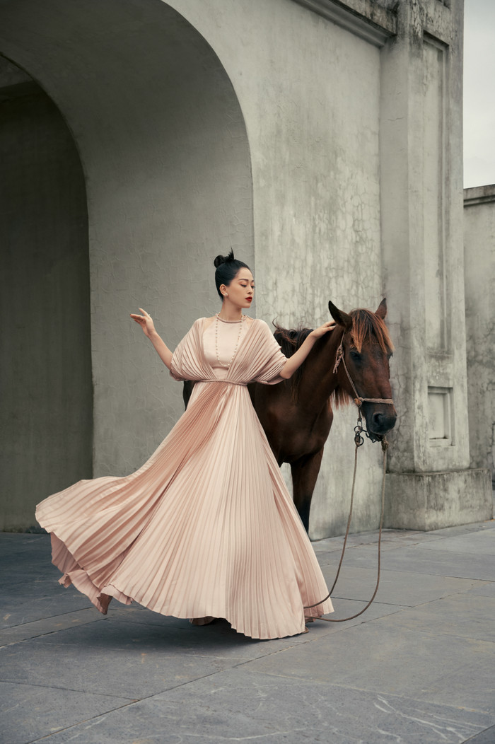 Phương Nga mong manh yêu kiều với những nếp xếp pli duyên dáng