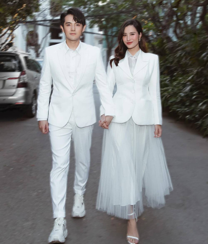 Cùng là vest trắng nhưng cả hai ai cũng có cách riêng để tạo hình ảnh riêng biệt. 