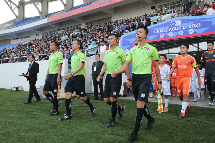 Công tác trọng tài ở trận Đà Nẵng - TPHCM bị phàn nàn từ ban huấn luyện của đội khách. Ảnh: VPF