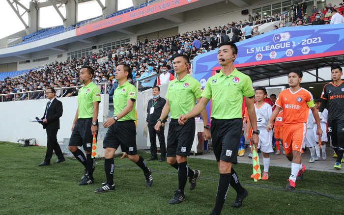 Tại sao trọng tài luôn khiến cho TPHCM, Nam Định 'sợ' khi đá với các đội của bầu Hiển? Ảnh 2