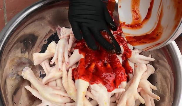 Phần nước sốt có màu 'giả trân' khiến cư dân mạng sợ hãi