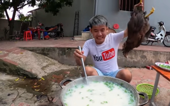 Con trai bà Tân Vlog lại bị dân mạng 'ném đá' với món chân gà nướng sốt siêu cay đầy 'giả trân' Ảnh 2