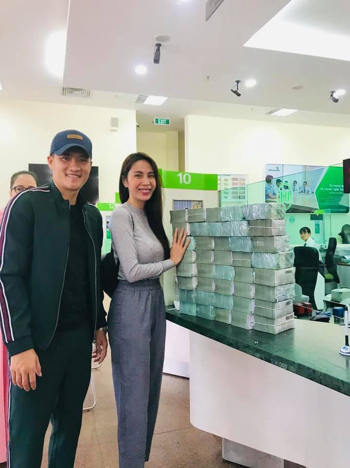 Ngoài việc tấn công các nhãn hàng làm việc với giọng ca Giấc mơ tuyết trắng, nhóm anti-fan này còn 'bôi xấu' hình ảnh của bà xã Công Vinh qua hành trình thiện nguyện ở các tỉnh miền Trung thời gian vừa qua.