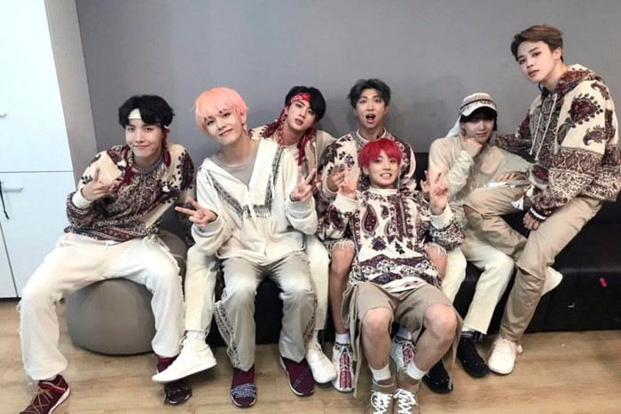 Chiêm ngưỡng hai bức tranh V (BTS) mất gần 1000 USD mua về Ảnh 3