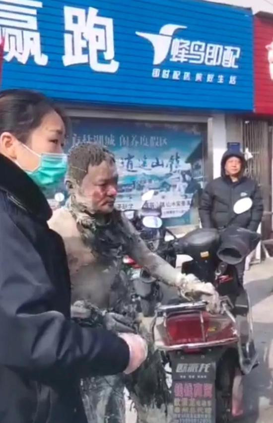 Anh Liu từ chối đến bệnh viện vì muốn đòi lại số tiền lương bị trừ.