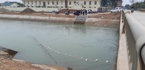 Bé trai 9 tuổi rơi xuống sông khi xuống rửa chân.