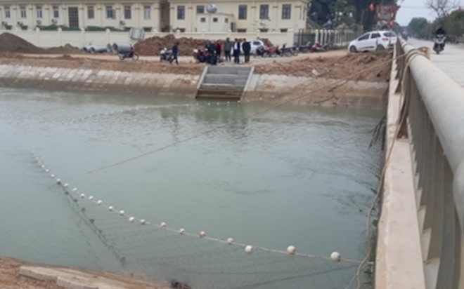 Trắng đêm giăng lưới tìm bé trai 9 tuổi rơi xuống sông Ảnh 2