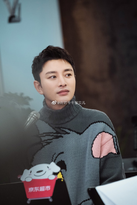 Kiểu tóc và màu tóc trong thời gian gần đây nhất trong một gameshow của Giả Nãi Lượng khác xa so với người đàn ông xuát hiện cùng Lý Tiểu Lộ