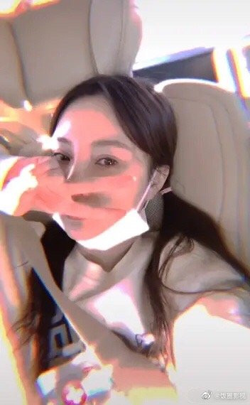 Bà mẹ một con không quên Selfie trên ô tô trước khi vào khu trượt tuyết với con gái