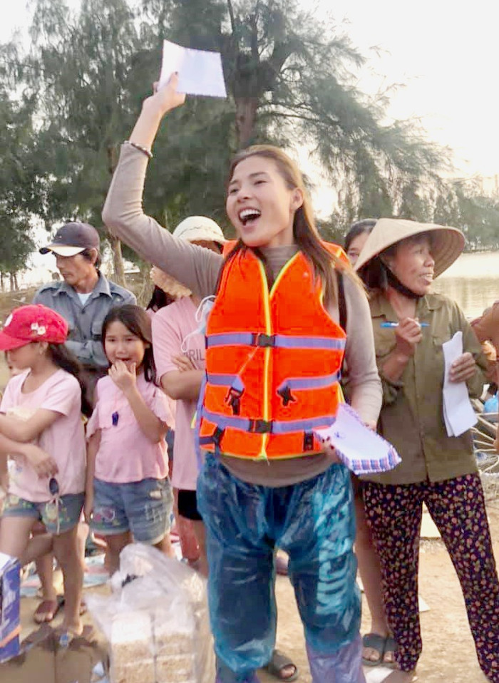  Thúy Diễm cùng với ông xã Lương Thế Thành, Ái Châu đến tâm lũ hỗ trợ nhu yếu phẩm cần thiết cho bà con.