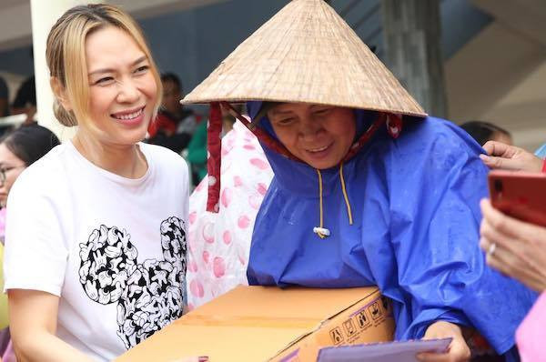 Ngày 16/10, ca sĩ Mỹ Tâm đã có mặt ở xã Đại Lãnh, huyện Đại Lộc, tỉnh Quảng Nam để tặng quà cứu trợ cho người dân vùng lũ.