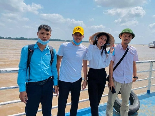 Thủy Tiên còn dùng 2,2 tỷ đồng để mua 150 tấn lúa giống chịu hạn mặn phát tặng cho bà con.